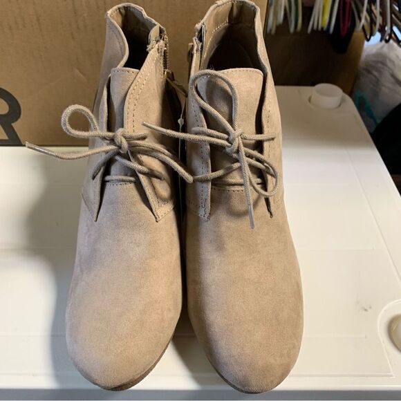 Universal Thread Wedge Ankle Boots Tan Side Zip Sz 9 NWT not worn Gorgeous - Picture 1 of 6